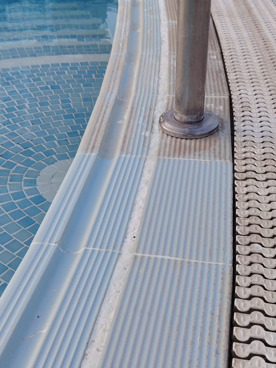 Borde de piscina limpiado con láser